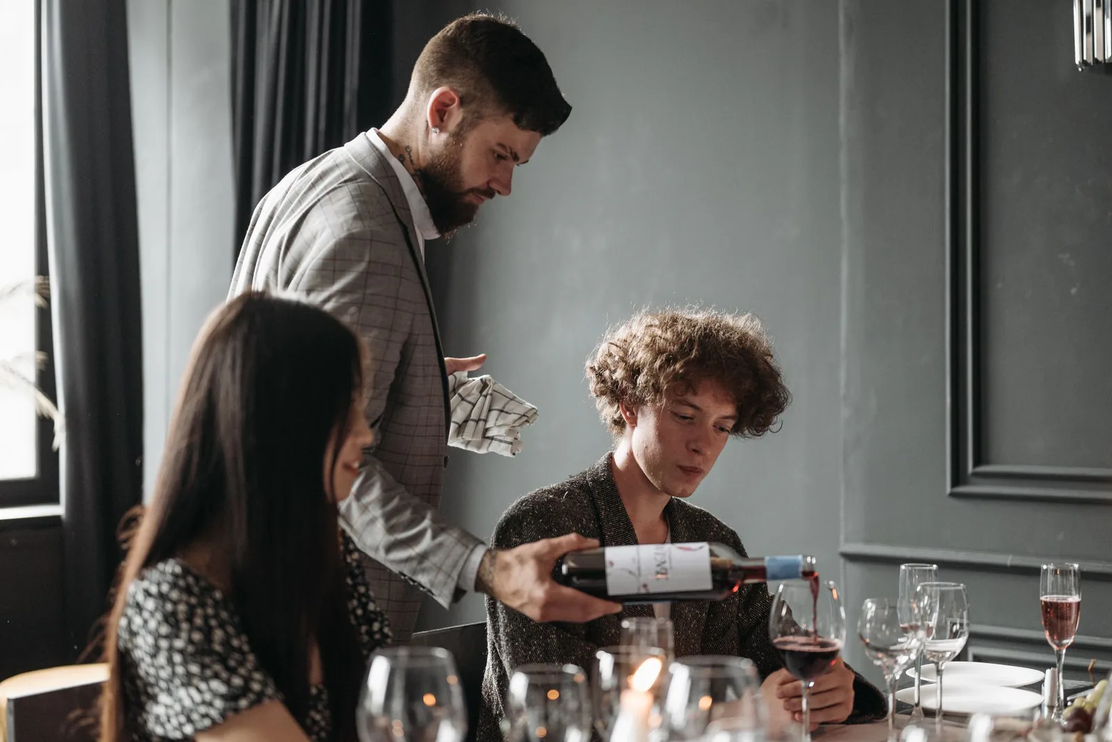 sommelier che serve vino